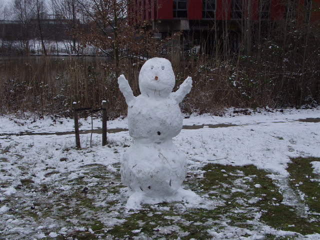 Schneemann vor Mensa - links